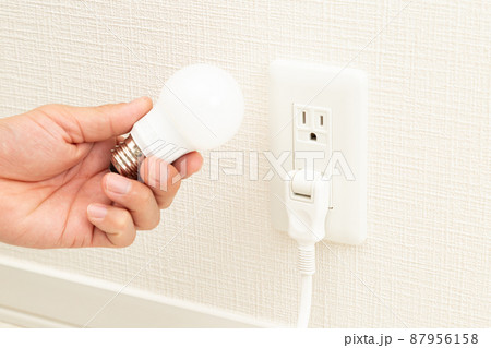 コンセントと電球 コンセントと電球 87956158