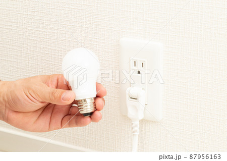 コンセントと電球 コンセントと電球 87956163
