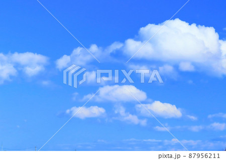青空と白い雲 87956211