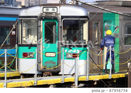 洗車中の1200型気動車 車両（徳島駅） 87956756