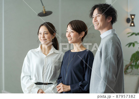 働く人々 3人 働く人々 3人 87957382