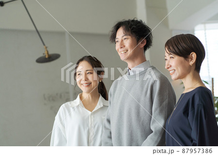 働く人々 3人 働く人々 3人 87957386