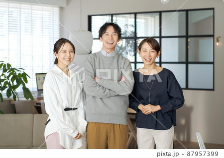 働く人々 3人 働く人々 3人 87957399