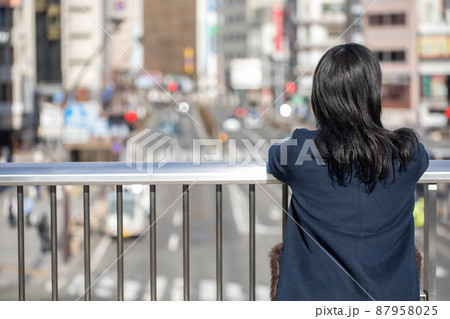 歩道橋から景色を眺める女性 Pedestrian bridge 歩道橋から景色を眺める女性 Pedestrian bridge 87958025