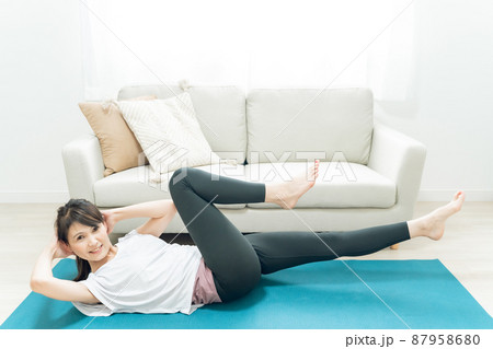 部屋でヨガをするミドル世代の女性 87958680
