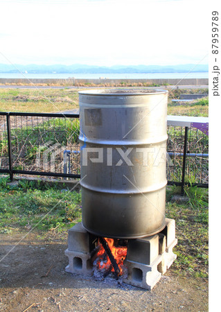 コロナ禍で外出を控え、自宅駐車場でドラム缶風呂を準備している休日の午後 コロナ禍で外出を控え、自宅駐車場でドラム缶風呂を準備している休日の午後 87959789