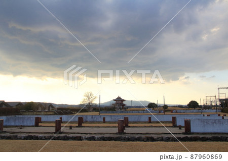 奈良市平城宮跡に広がる黒い怪しげな雲 奈良市平城宮跡に広がる黒い怪しげな雲 87960869