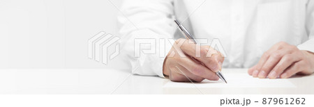 紙にペンで字を書いている人物 87961262