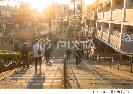 《東京都》夕暮れの谷中銀座・夕焼けだんだん 87961277