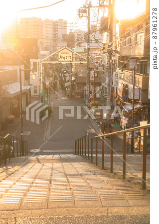 《東京都》夕暮れの谷中銀座・夕焼けだんだん 87961278