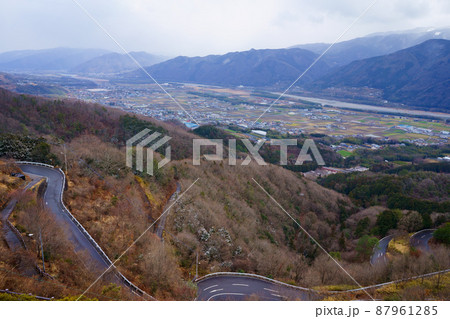 吉野川中流域に広がる平野と四国山地(徳島県三好市健康とふれあいの森からの眺望) 87961285
