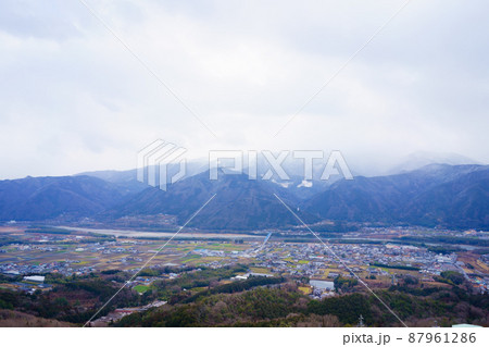 吉野川中流域に広がる平野と四国山地(徳島県三好市健康とふれあいの森からの眺望) 87961286