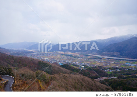 吉野川中流域に広がる平野と四国山地(徳島県三好市健康とふれあいの森からの眺望) 87961288