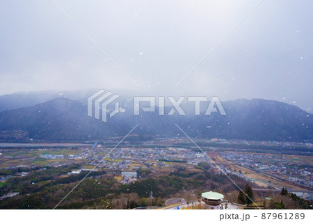 吉野川中流域に広がる平野と四国山地(徳島県三好市健康とふれあいの森からの眺望)ピントは一部の雪にのみ 吉野川中流域に広がる平野と四国山地(徳島県三好市健康とふれあいの森からの眺望)ピントは一部の雪にのみ 87961289