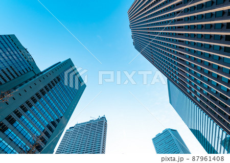 新宿副都心 中央通り 早春の青空の下の高層ビル群 2022.03　b-3 ライトカラー 87961408