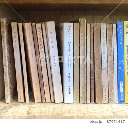 古本屋の本棚 87961417