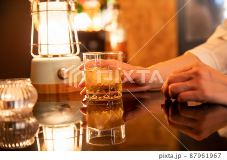 カウンターでお酒を飲む女性　BAR 87961967