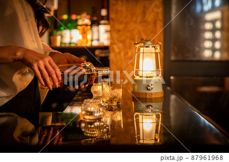 バーカウンターでお酒を提供する女性 BAR バーカウンターでお酒を提供する女性 BAR 87961968