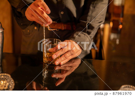 お酒をつくるバーテンダー　BAR 87961970