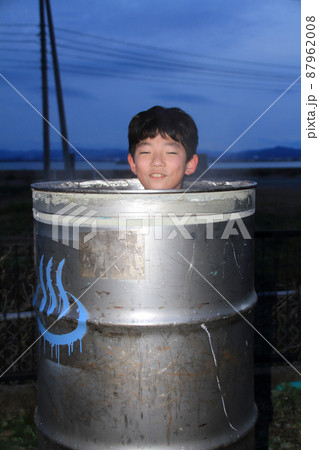 男の子　ドラム缶風呂 コロナ禍で外出を控え、自宅駐車場でドラム缶風呂を楽しんでいる子供の写真素材 [87962008] - PIXTA