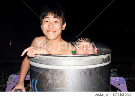 男の子　ドラム缶風呂 