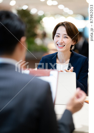 打ち合わせをするビジネスウーマン 87962033
