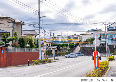 坂道の住宅街 87963110
