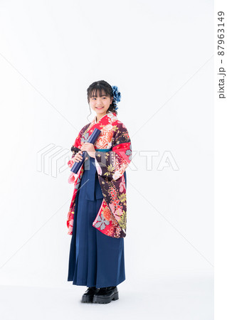 はかま姿の小学生の女の子 はかま姿の小学生の女の子 87963149