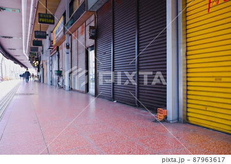 人通りが少ないシャッターが閉まる商店街 87963617