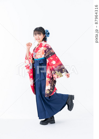 はかま姿の小学生の女の子 はかま姿の小学生の女の子 87964316