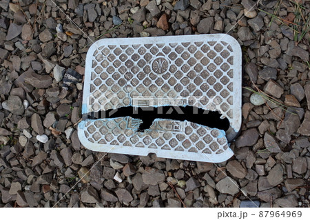 割れてしまった水道の検針ボックス 87964969