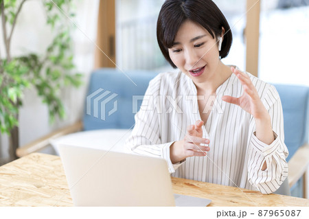 テレワークする若い女性 ビデオ通話 テレワークする若い女性 ビデオ通話 87965087