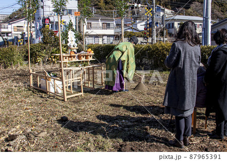 地鎮祭で建築工事の安全を祈願し祭壇の前で祈りを捧げる神主と施主 地鎮祭で建築工事の安全を祈願し祭壇の前で祈りを捧げる神主と施主 87965391