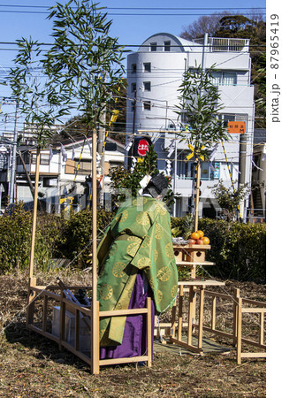 地鎮祭で祭壇に向かい建築工事の安全祈願を祈祷する神主 87965419