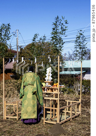 地鎮祭で祭壇に向かい建築工事の安全祈願を祈祷する神主 地鎮祭で祭壇に向かい建築工事の安全祈願を祈祷する神主 87965436