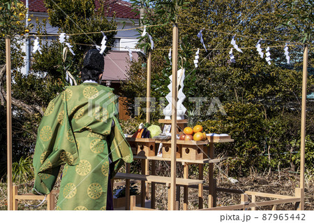 地鎮祭で祭壇に向かい建築工事の安全祈願を祈祷する神主 地鎮祭で祭壇に向かい建築工事の安全祈願を祈祷する神主 87965442