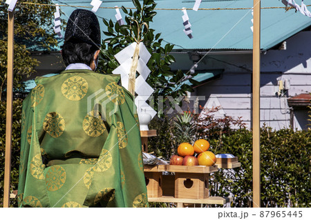 地鎮祭で祭壇に向かい建築工事の安全祈願を祈祷する神主 87965445