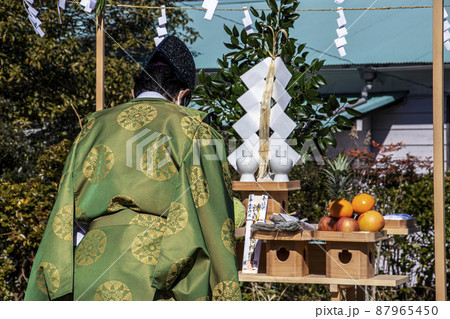 地鎮祭で祭壇に向かい建築工事の安全祈願を祈祷する神主 87965450