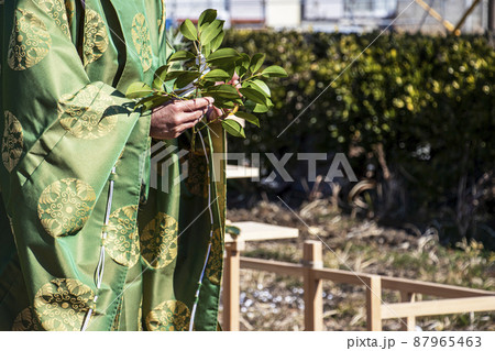 地鎮祭で祭壇に向かい建築工事の安全祈願を祈祷する神主 87965463