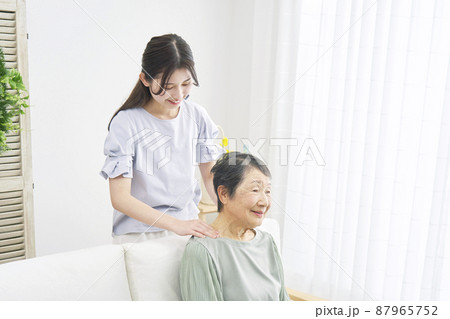 祖母と孫　肩もみ　リビング 87965752