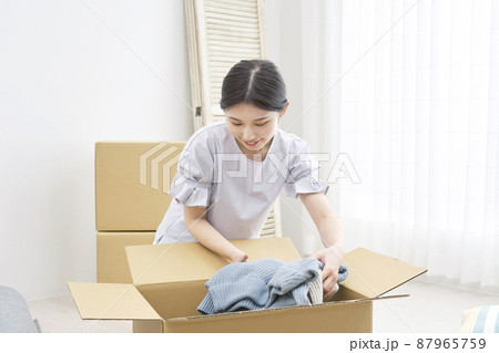 女性　引っ越し 87965759