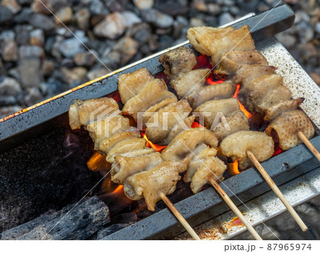 抗火石コンロで鶏皮を焼く 抗火石コンロで鶏皮を焼く 87965974