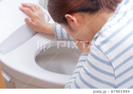 体調不良の女性とトイレ 87965994
