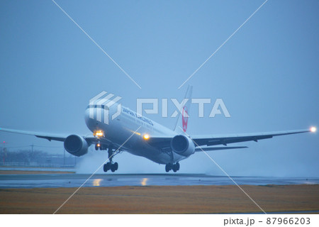 雨の日の飛行機　離陸 87966203