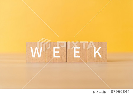 「WEEK」と書かれた積み木 87966844