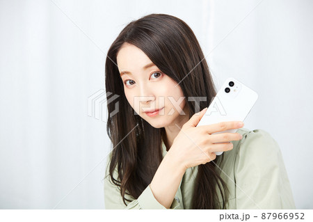 スマホを持つ女性 スマホを持つ女性 87966952