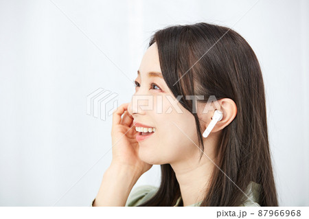 スマホを持つ女性 スマホを持つ女性 87966968