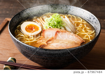 湯気の立つ、シズル感のある醤油ラーメン 湯気の立つ、シズル感のある醤油ラーメン 87967484