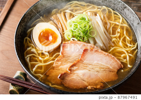 湯気の立つ、シズル感のある醤油ラーメン 湯気の立つ、シズル感のある醤油ラーメン 87967491
