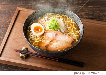 湯気の立つ、シズル感のある醤油ラーメン 87967495